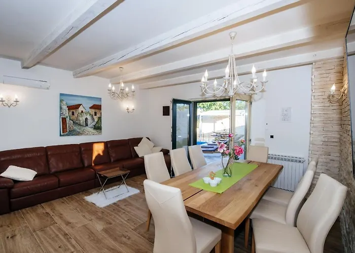 Castello Coza Zadarvillas * ヴィンイェラック