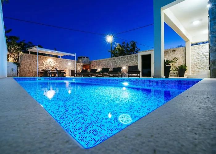 Castello Coza Zadarvillas * ヴィンイェラック