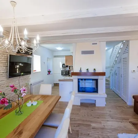 ヴィラ Castello Coza Zadarvillas ヴィンイェラック