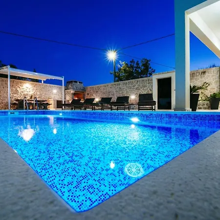 Castello Coza Zadarvillas * ヴィンイェラック